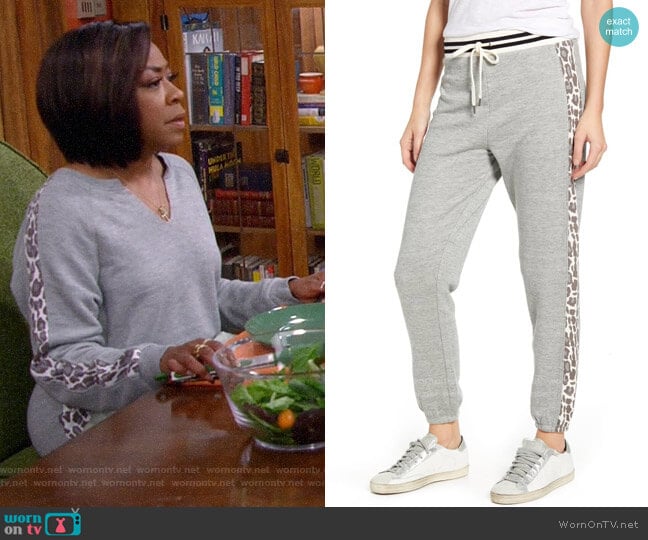 Splendid Leopard Active Pants worn by Gemma (Beth Behrs) on The Neighborhood