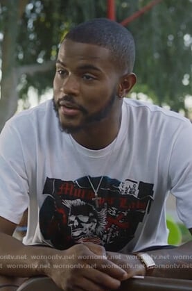 Aaron’s white graphic print tee on Grown-ish