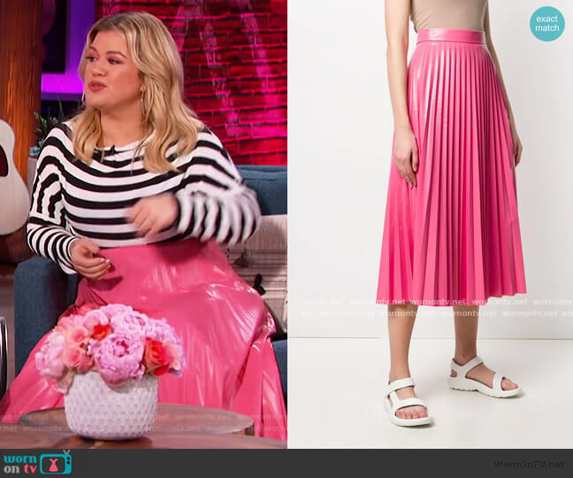 MM6 Maison Margiela Glossy-effect Pleated Midi Skirt worn by Kelly Clarkson on The Kelly Clarkson Show
