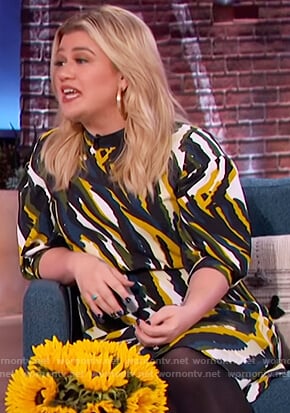 Kelly’s abstract print dress on The Kelly Clarkson Show