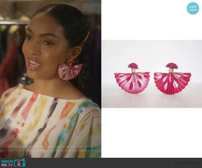Mas & Nobu Venus Debris Lenticular Earrings worn by Zoey Johnson (Yara Shahidi) on Grown-ish