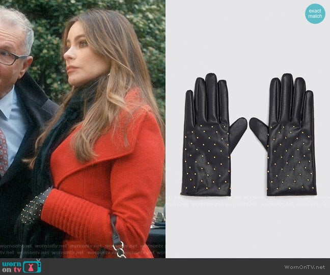 Zara Faux Leather Gloves with Mini Studs worn by  Gloria Pritchett (Sofia Vergara) on Modern Family