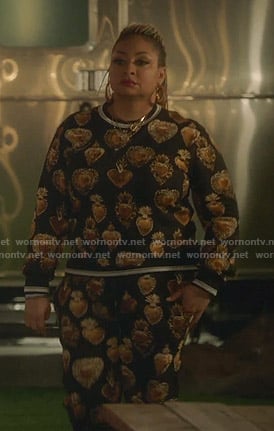 Alice Knight’s black heart print sweatshirt on The Bold Type