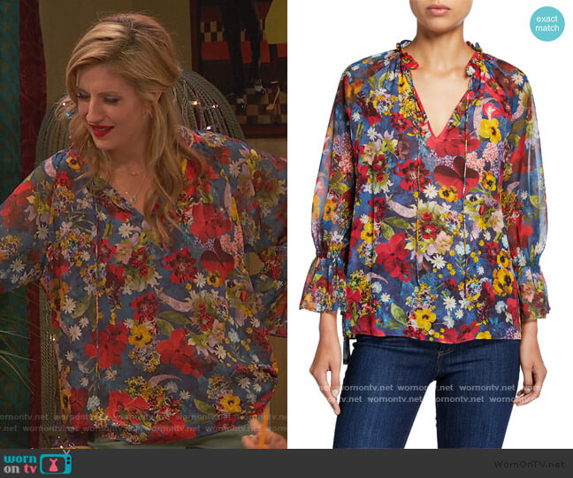 Alice + Olivia Julius Floral Raglan Blouson-Sleeve Tunic Top worn by Chelsea Grayson (Anneliese van der Pol) on Ravens Home