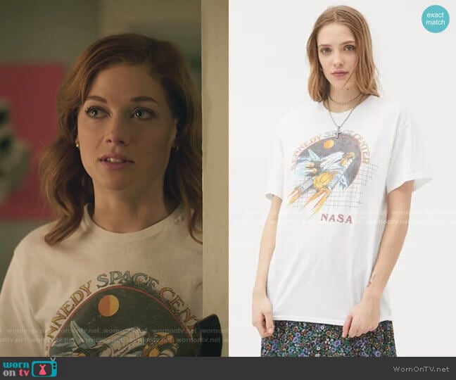 Junk Food Vintage NASA Tee worn by Zoey Clarke (Jane Levy) on Zoeys Extraordinary Playlist