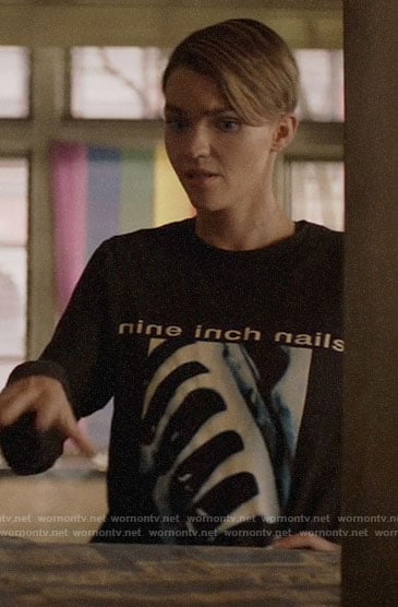 Kate’s Nine Inch Nails tee on Batwoman