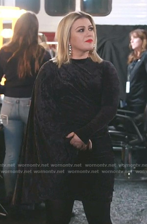 Kelly Clarkson’s black velvet draped side dress on The Voice