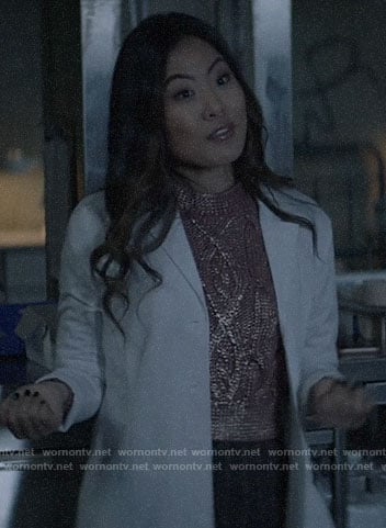 Mary’s metallic pink cable knit sweater on Batwoman