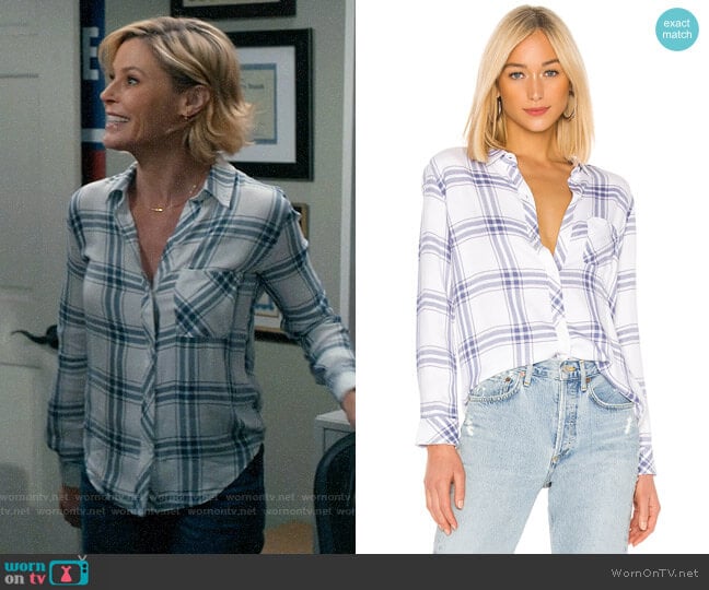 Rails Hunter Shirt in White / Blush / Blue worn by Claire Dunphy (Julie Bowen) on Modern Family