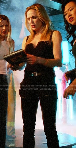 Sara’s black notch top and zip jeans on Legends of Tomorrow