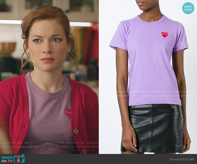 Comme Des Garcons PLAY Heart Logo T-shirt worn by Zoey Clarke (Jane Levy) on Zoeys Extraordinary Playlist