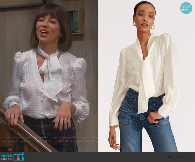 Veronica Beard Nicky Top worn by Elizabeth (Natasha Leggero) on Broke