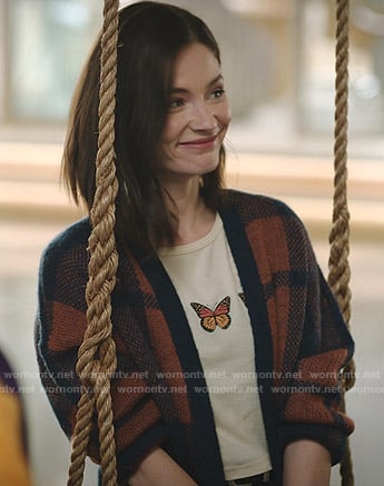 Abigail’s yellow butterfly print tee on Zoeys Extraordinary Playlist