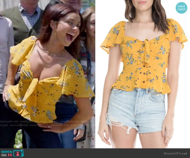 ASTR Karla Floral Clip Dot Ruffle Top worn by Haley Dunphy (Sarah Hyland) on Modern Family