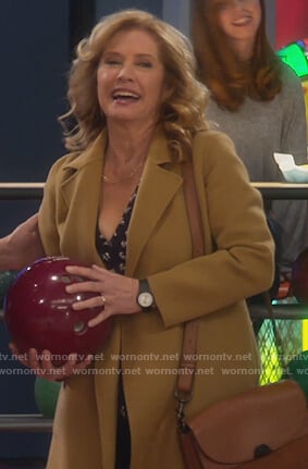 Vanessa’s yellow short coat on Last Man Standing