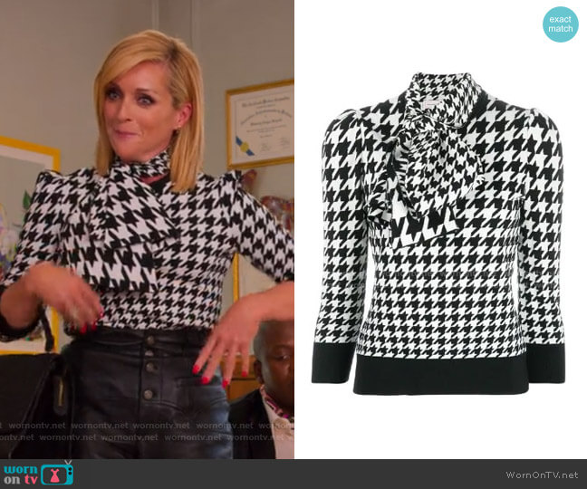 Alexander Mcqueen Houndstooth Bow Jumper worn by Jacqueline Voorhees (Jane Krakowski) on Unbreakable Kimmy Schmidt