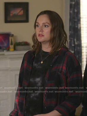 Angie’s black plaid shirt on Single Parents