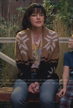 Jackie’s Pink Floyd tee and beige cardigan on Broke