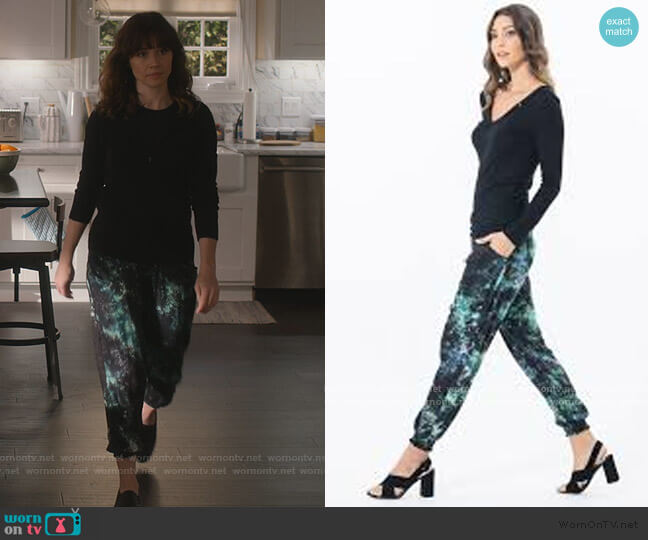 J. Crew Everyday Cashmere Zip Hoodie worn by Judy Hale (Linda Cardellini) on Dead to Me