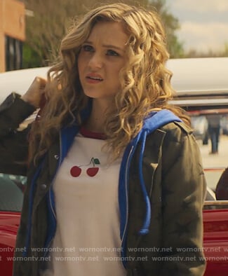 Coutrney’s green star print jacket on Stargirl