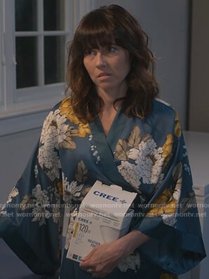 Judy’s floral kimono and sandals on Dead to Me