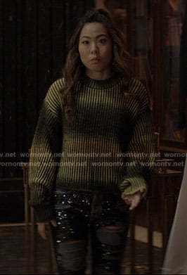 Mary’s yellow ribbed sweater and sequin jeans on Batwoman
