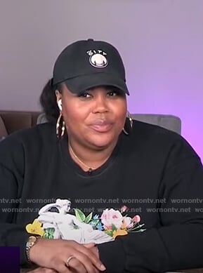 Nina’s black print sweatshirt on E! News Nightly Pop