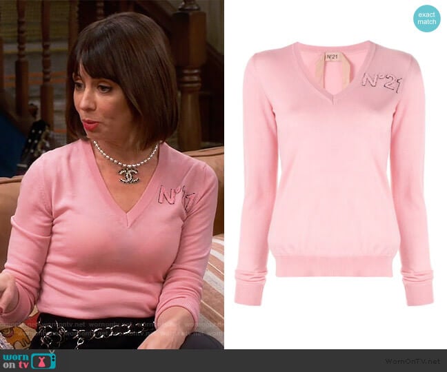 No. 21 classic knit jumper worn by Elizabeth (Natasha Leggero) on Broke