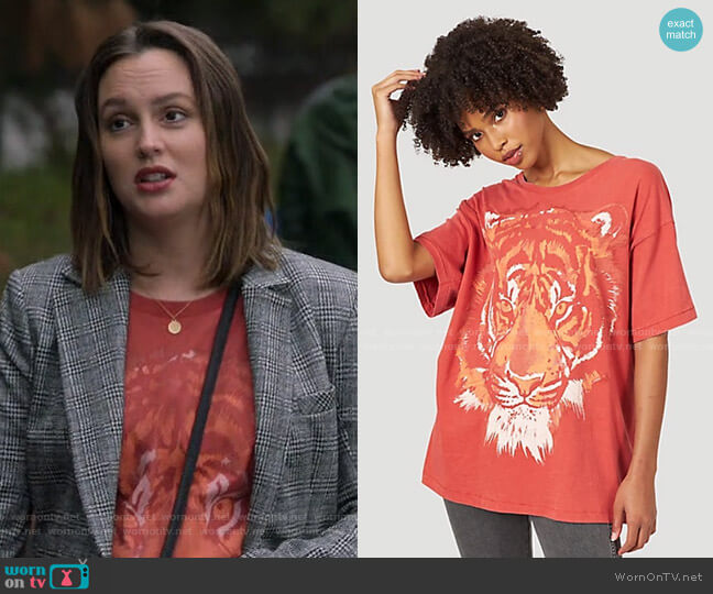 Wrangler Oversized Tiger Tee worn by Angie (Leighton Meester) on Single Parents