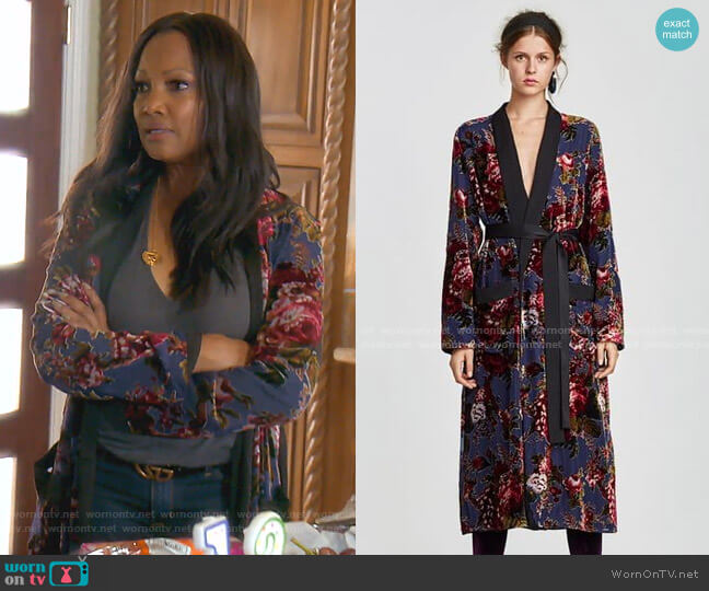 Zara Contrasting Velvet Kimono worn by Garcelle Beauvais on The Real Housewives of Beverly Hills