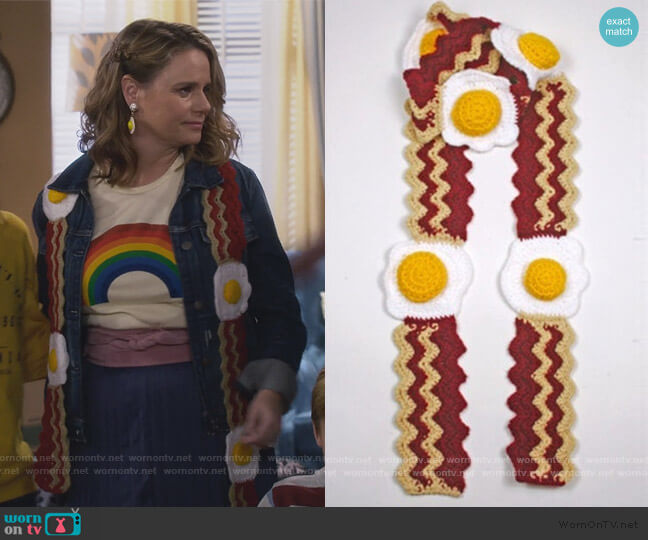 DesignsbyDoodles Bacon and Eggs Scarf worn by Kimmy Gibbler (Andrea Barber) on Fuller House