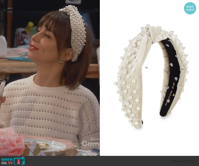 Lele Sadoughi Pearl & Velvet Headband worn by Elizabeth (Natasha Leggero) on Broke