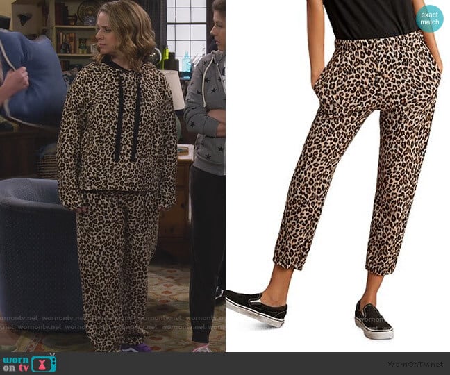 Velvet by Graham & Spencer Bristol Leopard-Print Cropped Sweatpants worn by Kimmy Gibbler (Andrea Barber) on Fuller House