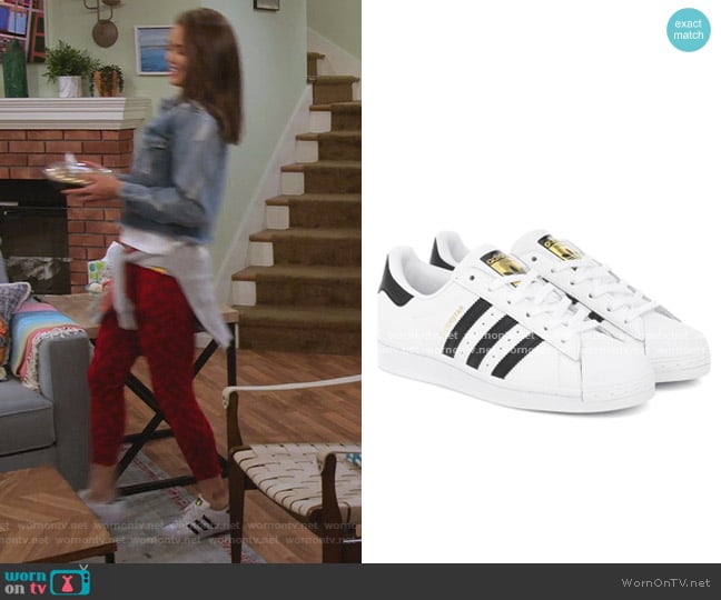 Adidas Superstar Sneaker worn by Alexa Mendoza (Paris Berelc) on Alexa & Katie