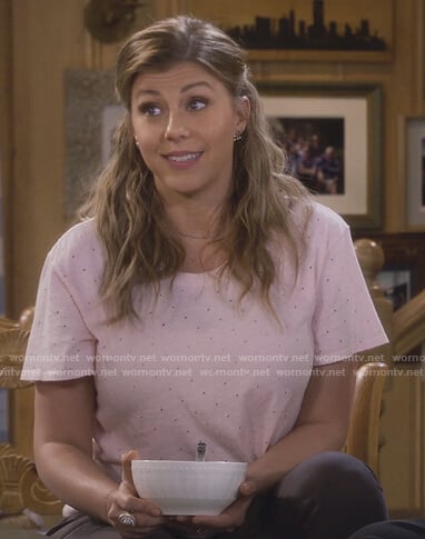 Stephanie’s pink dot print tee on Fuller House
