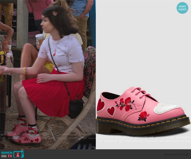 Dr Martens 1461 Hearts Applique worn by Hannah (Merit Leighton) on Alexa & Katie