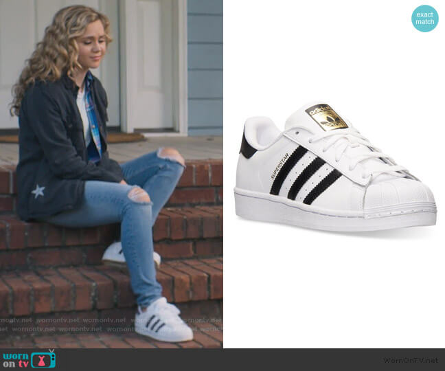 Adidas Superstar W worn by Courtney Whitemore (Brec Bassinger) on Stargirl
