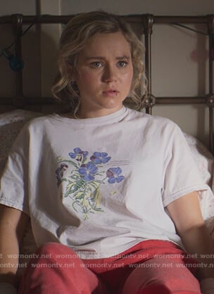 Courtney’s white floral print tee on Stargirl