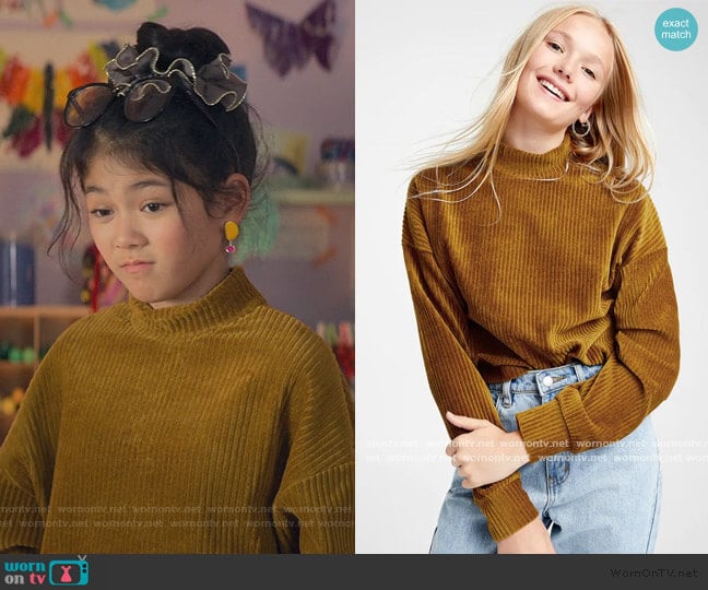 Twik Corduroy mock-neck sweater worn by Claudia Kishi (Momona Tamada) on The Baby-Sitters Club