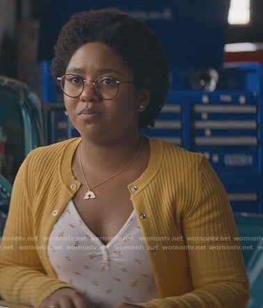Beth’s floral top and yellow cardigan on Stargirl