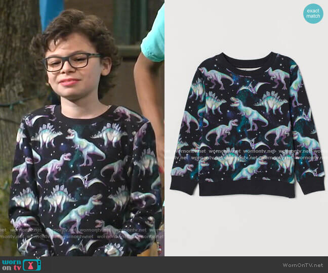 H&M Sweatshirt with Motif worn by Matteo Silva (Raphael Alejandro) on Bunkd