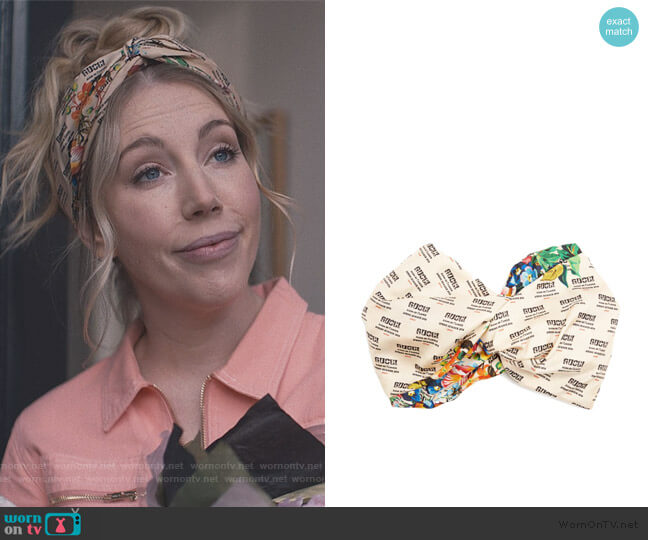 Gucci Invite and flowers-print silk headband worn by Katherine (Katherine Ryan) on The Duchess