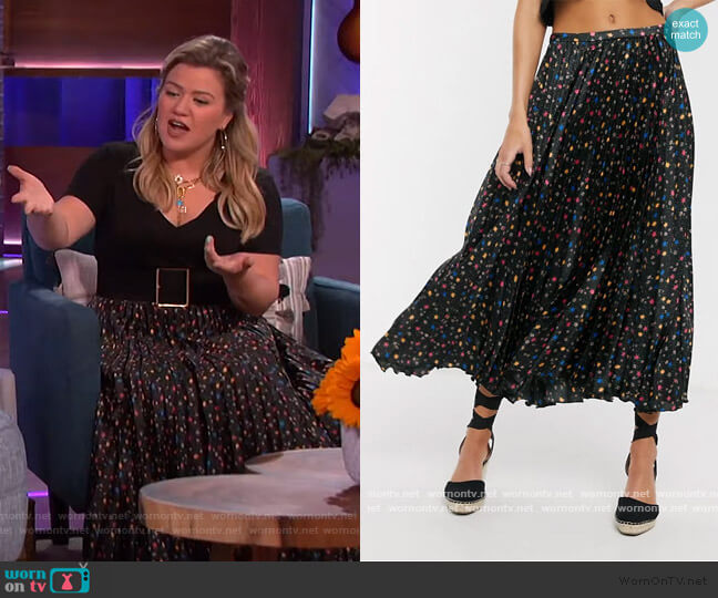 ASOS Satin Pleated Midi Skirt in lack based floral print worn by Kelly Clarkson on The Kelly Clarkson Show