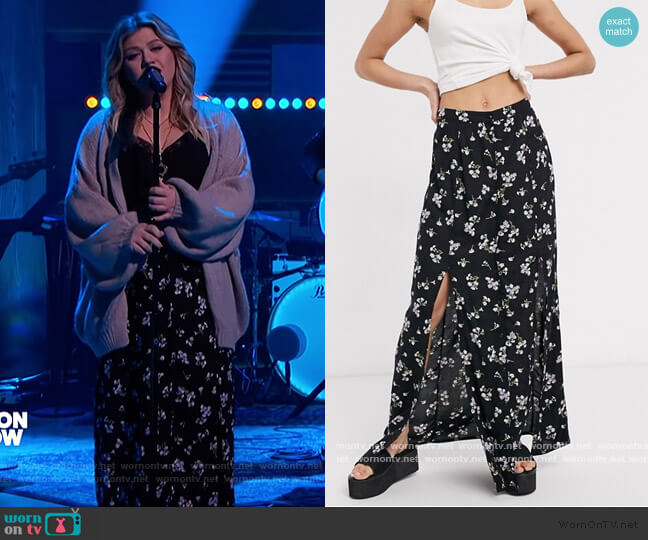 Miss Selfridge Floral Split Maxi Skirt in black worn by Kelly Clarkson on The Kelly Clarkson Show