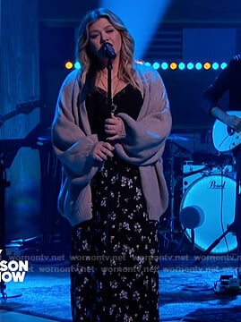 Kelly’s black floral split skirt on The Kelly Clarkson Show