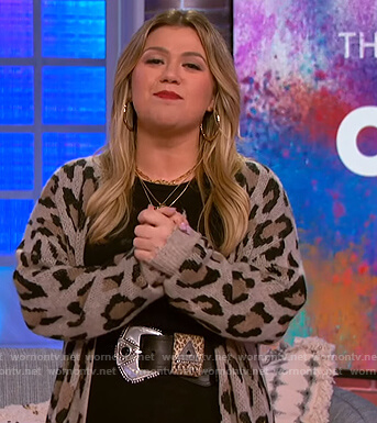 Kelly’s leopard beige cardigan on The Kelly Clarkson Show