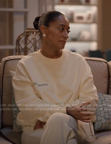 Rainbow’s yellow oversized sweatshirt on Black-ish