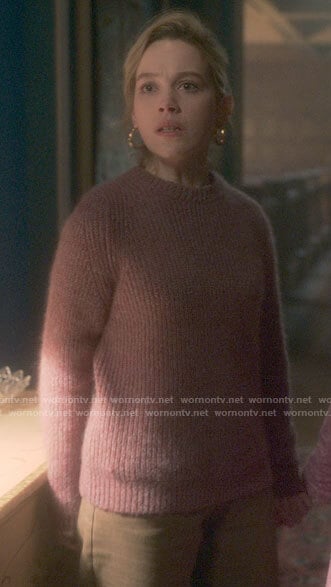 Dani’s pink ribbed sweater on The Haunting of Bly Manor