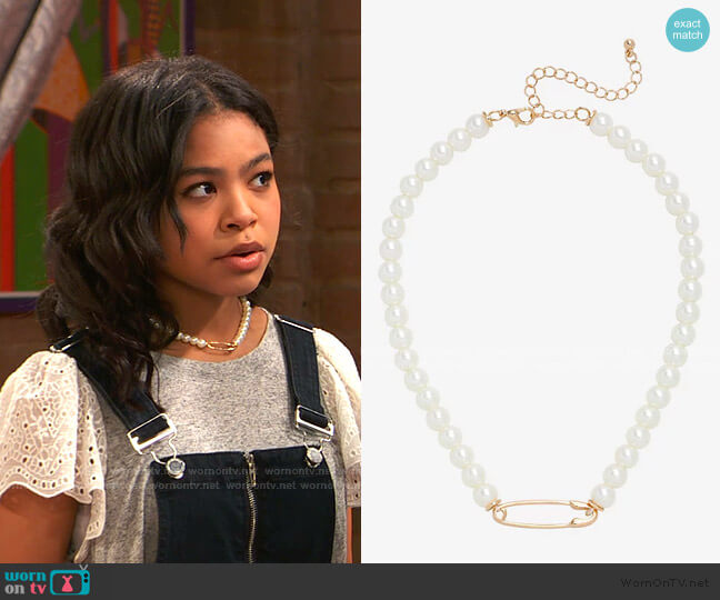 Hot Topic Safety Pin Pearl Choker worn by Nia Baxter (Navia Robinson) on Ravens Home