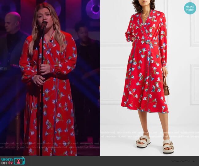 Rag and Bone Hugo floral-print crepe de chine wrap dress worn by Kelly Clarkson on The Kelly Clarkson Show